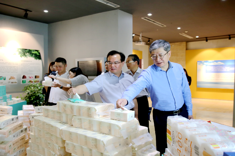 2019年 5月22日，时任浙江省社会组织综合党委专职副书记、省民政厅社会组织治理局局长蔡国华光临SBOBET利记纸业调研企业发展情况和党建工作