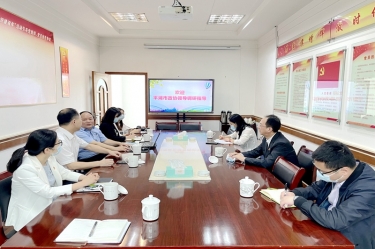 平湖市政协主席何健光临SBOBET利记纸业全资子公司平湖景包调研走访