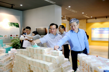 2019年 5月22日，时任浙江省社会组织综合党委专职副书记、省民政厅社会组织治理局局长蔡国华光临SBOBET利记纸业调研企业发展情况和党建工作